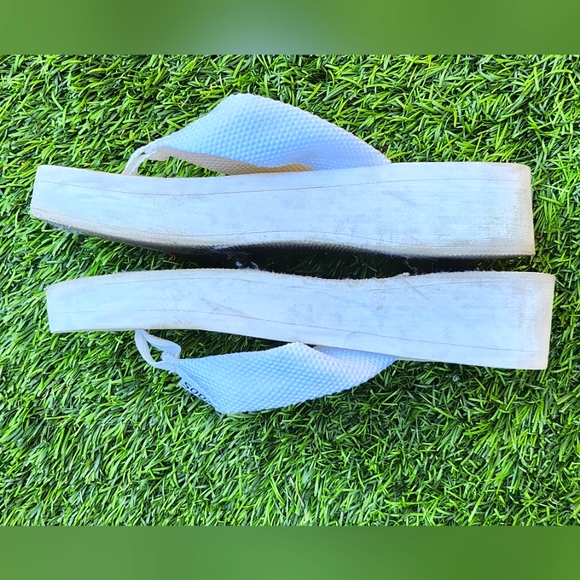 White Soda Flip flops size 6.5 - Picture 4 of 4